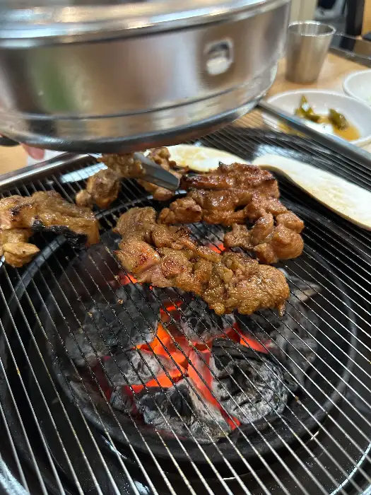 참숯 위에서 맛있게 익어가는 돼지갈비