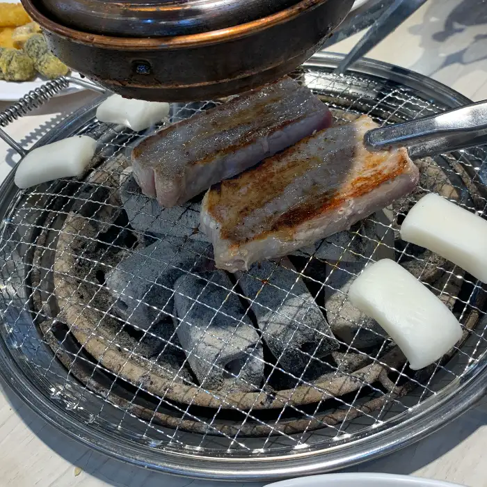 숯불에 구워지는 돼지갈비