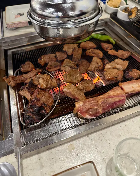 신선한 반찬과 고기가 준비된 테이블