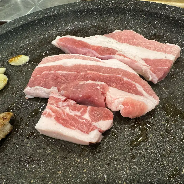 두툼하고 신선한 삼겹살 덩어리들