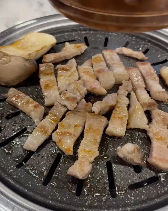숯불에 구워지는 돼지고기