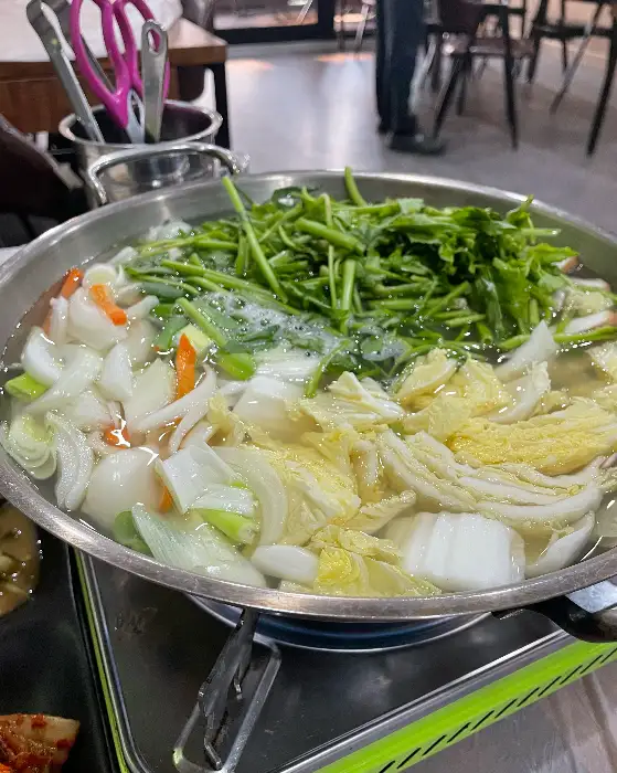 뜨끈하게 끓고 있는 해물탕