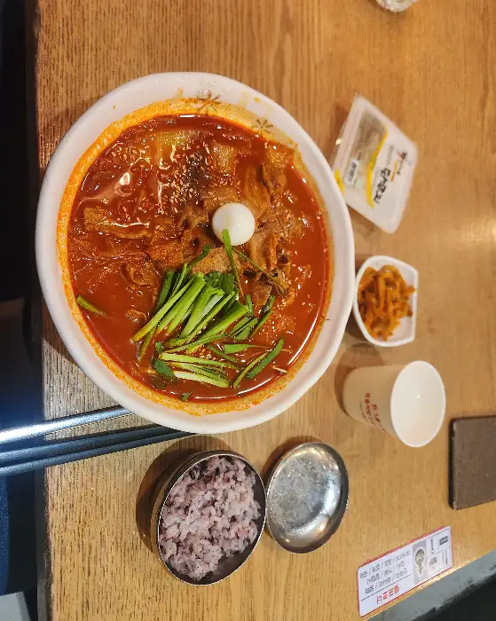 짬뽕 그릇 안의 푸짐한 내용물