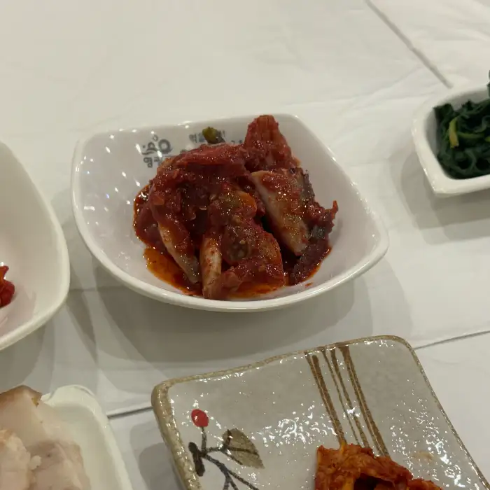 빨간 양념에 버무려진 해산물 요리