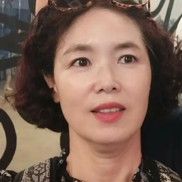 웃는 여성의 얼굴 클로즈업