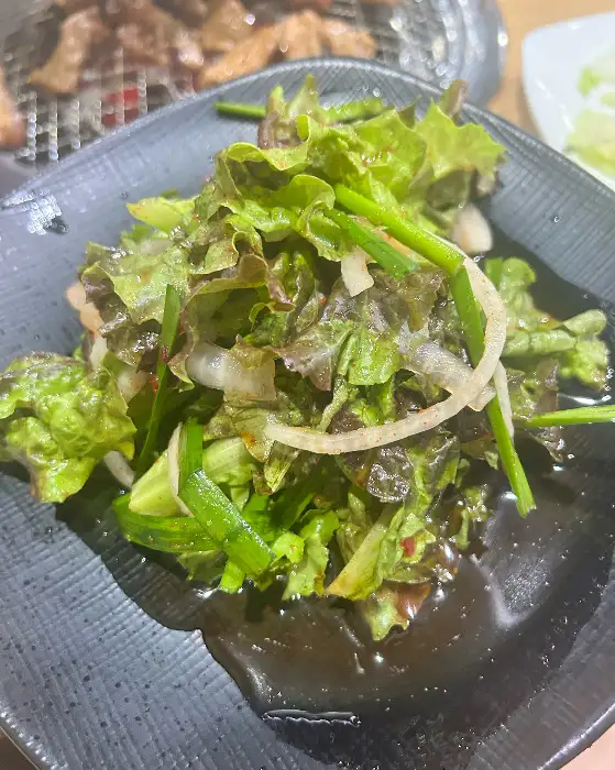 다양한 밑반찬과 곁들임 메뉴가 담긴 식탁