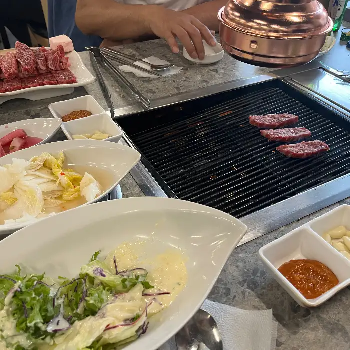 화로 위에서 익고 있는 소고기 조각들