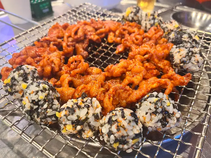 닭발과 함께 놓여진 날치알 주먹밥