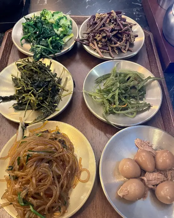 다양한 나물 반찬들