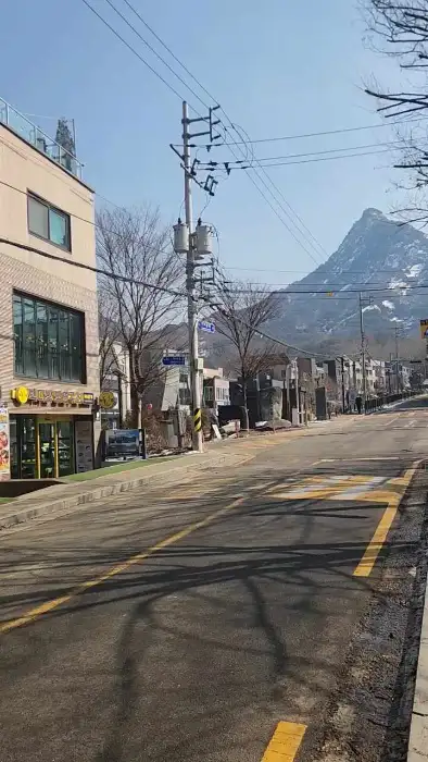 북한산성점 외관과 도로 풍경