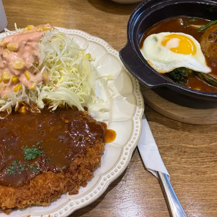 푸짐한 양의 돈까스와 함께 보이는 파스타