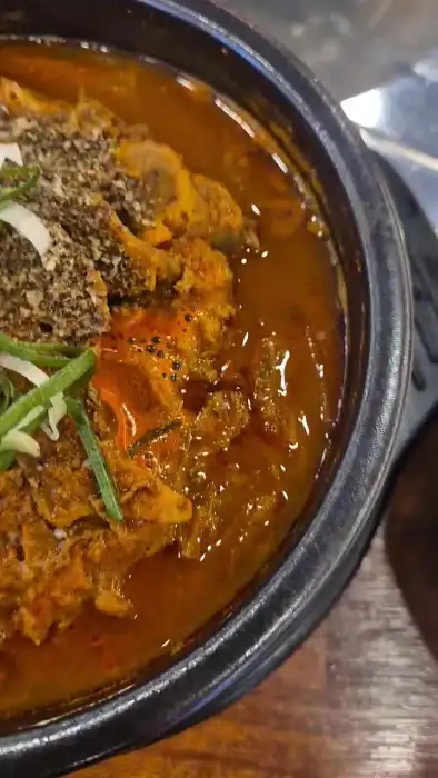 해장국 안의 부드러운 고기