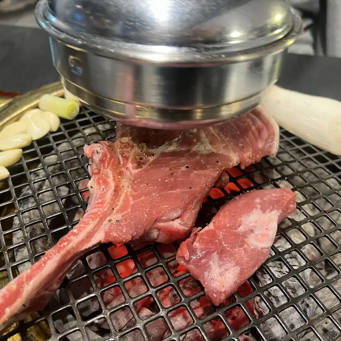 숯불 위에서 구워지고 있는 숄더랙