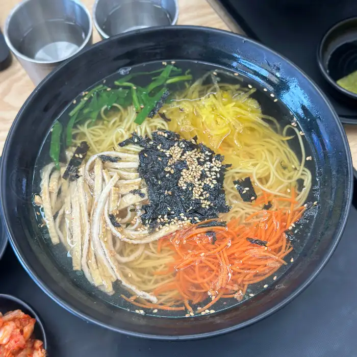 정갈하게 담긴 잔치국수