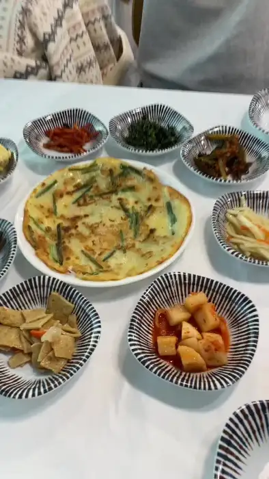 다양한 밑반찬과 가운데 놓인 전