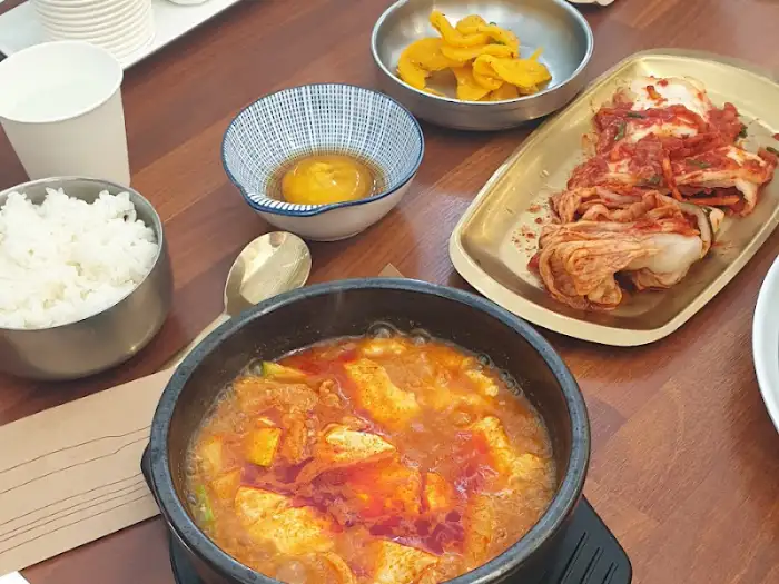 순두부찌개, 김치, 만두, 밥 등 다양한 메뉴 구성