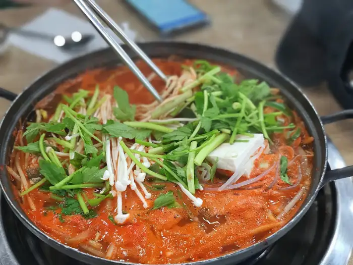 젓가락으로 알탕 속 면을 집는 모습