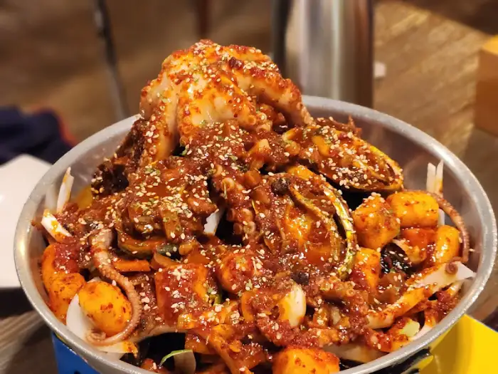 푸짐한 메인 요리와 함께 나온 계란찜. 부드러운 식감과 담백한 맛이 매콤한 메인 요리의 맛을 중화시켜주며 조화로운 식사를 돕는다.
