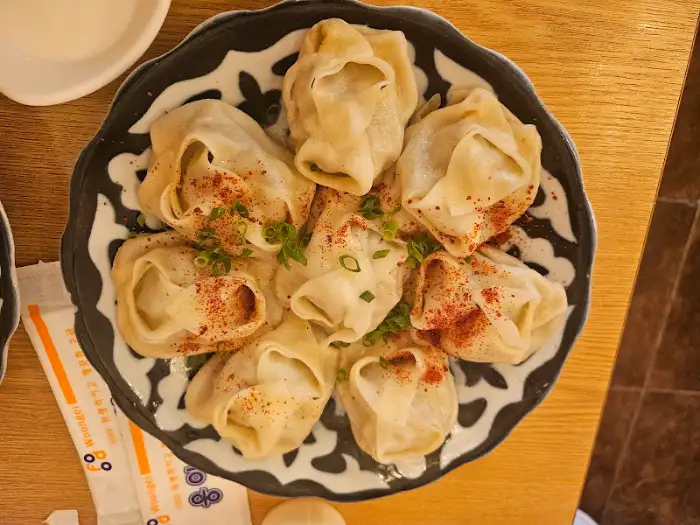 동그란 접시에 푸짐하게 담긴 우즈벡 만두 (만티)