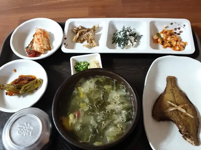 식탁 위 음식 세팅