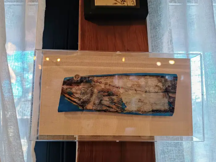 유리 액자에 담긴 추상화 작품