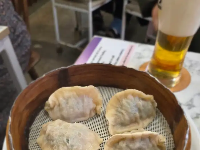 찜기 안에 담긴 새우만두, 통통한 새우가 일부 보인다.