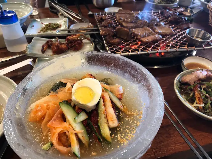그릇 전체가 얼음으로 된 냉면 그릇에 담긴 시원한 물냉면