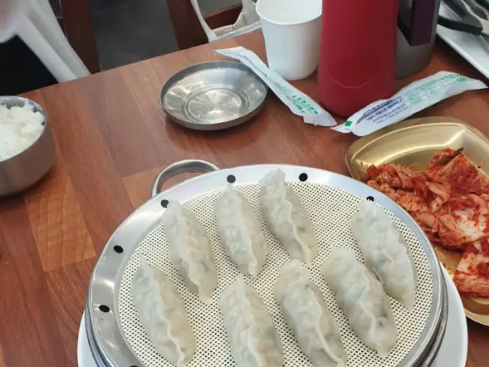 김이 나는 만두 접시