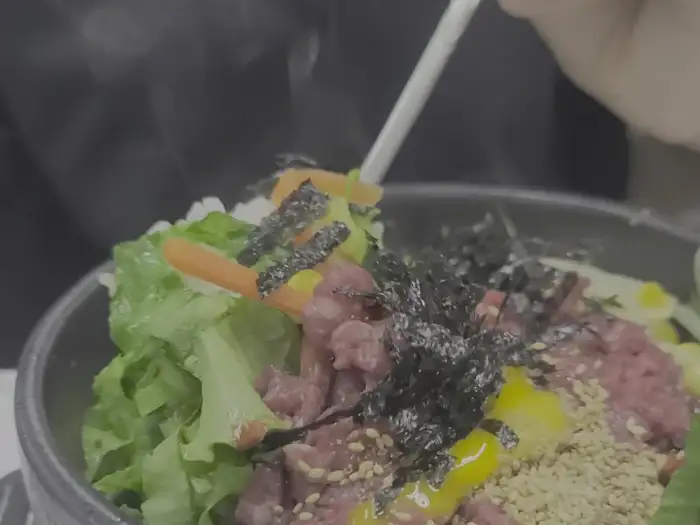 신선한 육회와 채소가 듬뿍 담긴 육회비빔밥