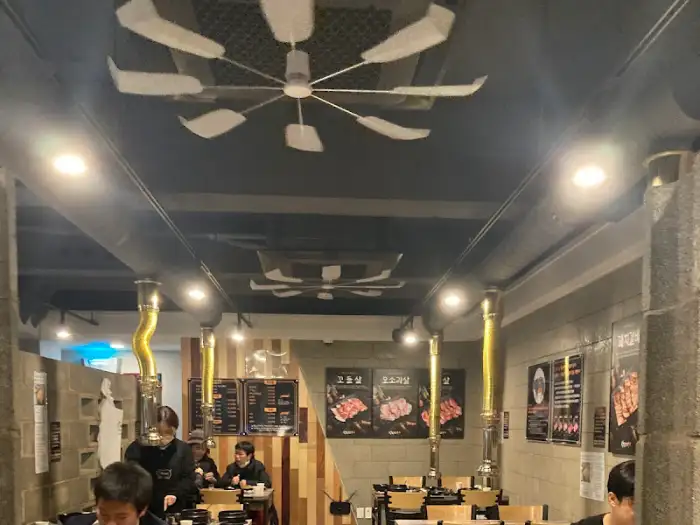 식당 내부 모습, 현대적이고 깔끔한 분위기