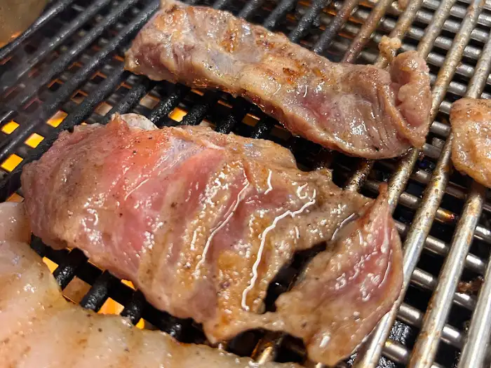 잘 익은 특수부위 고기가 먹음직스럽게 보입니다.