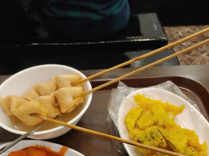 국물에 담긴 큼직한 오뎅