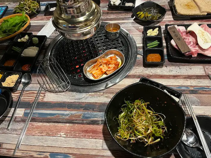 테이블 위에 차려진 식사 모습
