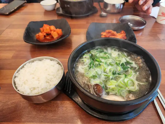 곰탕, 밥, 김치가 함께 차려진 상차림