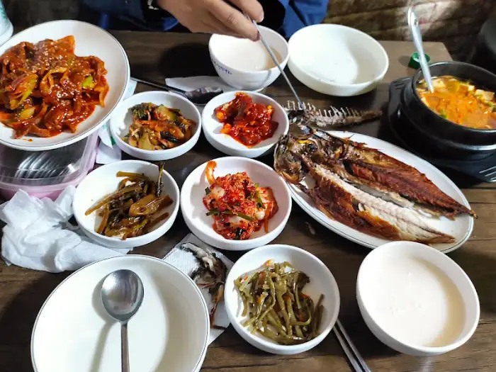 다양한 밑반찬과 메인 요리