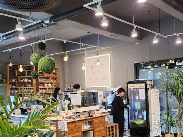 솜사탕이 올려진 제라늄 라떼
