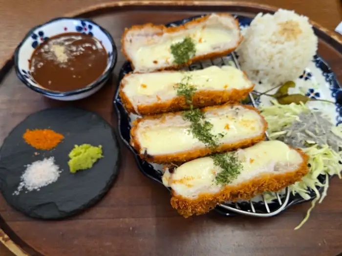 치즈 카츠와 밥, 샐러드