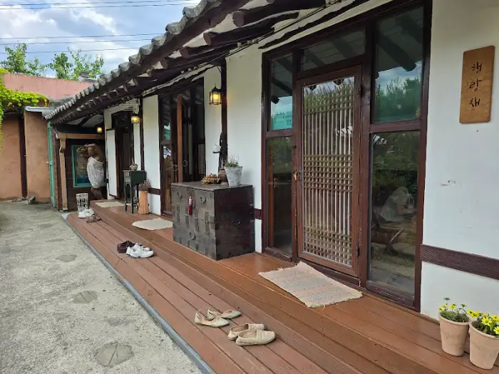 카페 마당과 출입구