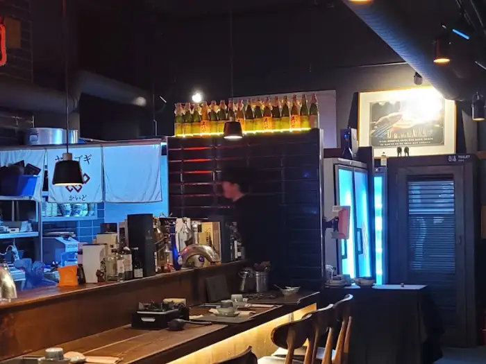 주방과 진열된 술병들