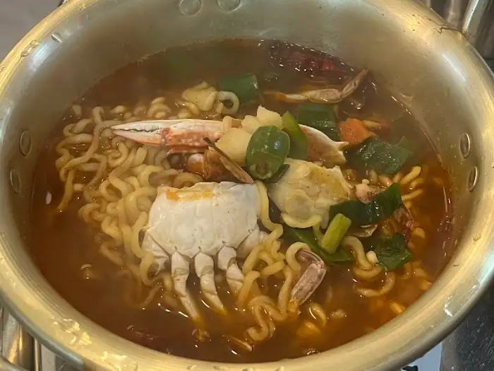 된장찌개 속의 게와 라면 사리
