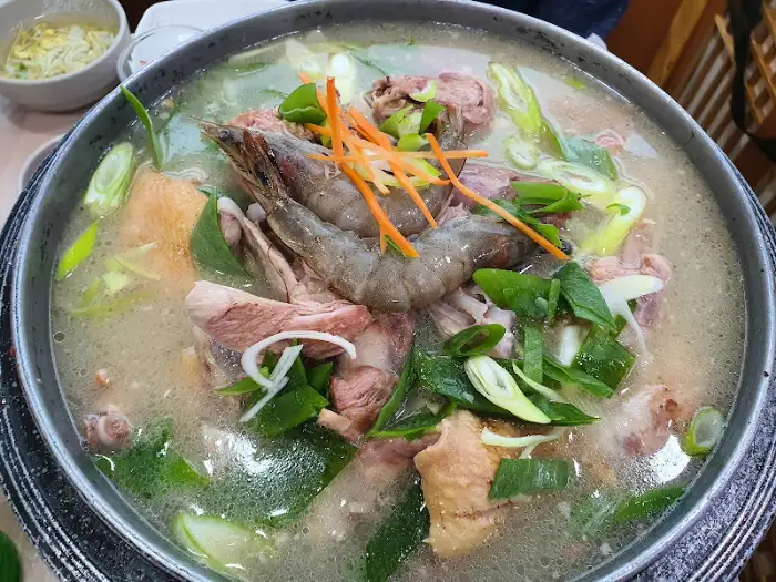푸짐한 건더기와 국물이 돋보이는 오리백숙