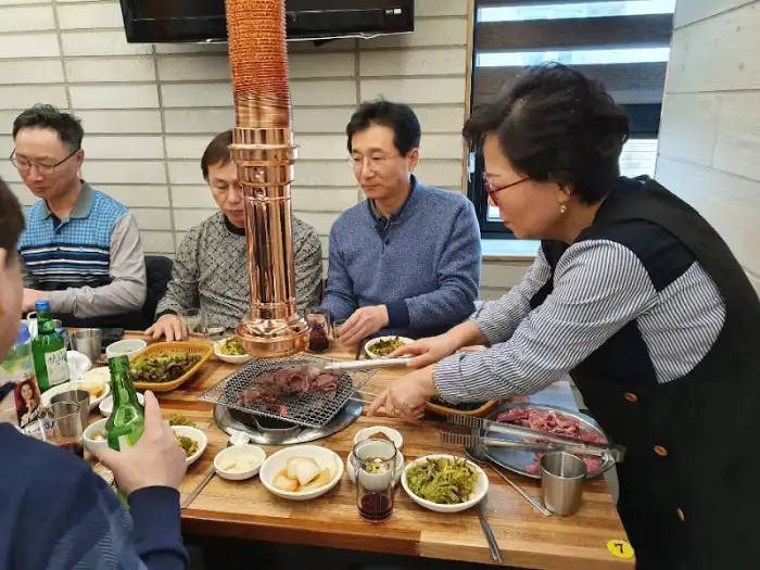 식사하는 사람들