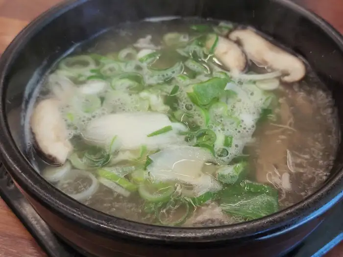 김이 모락모락 나는 곰탕 한 그릇