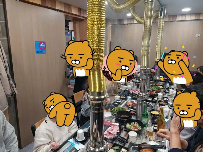 귀여운 카카오프렌즈 캐릭터 스티커로 꾸며진 테이블
