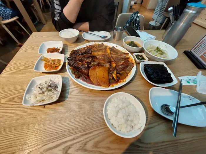 테이블에 놓인 다양한 밑반찬들