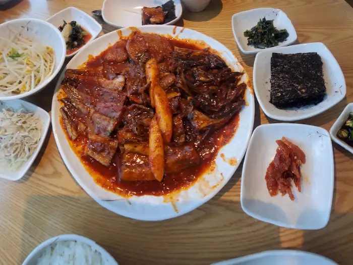김이 모락모락 나는 코다리조림 메인 요리