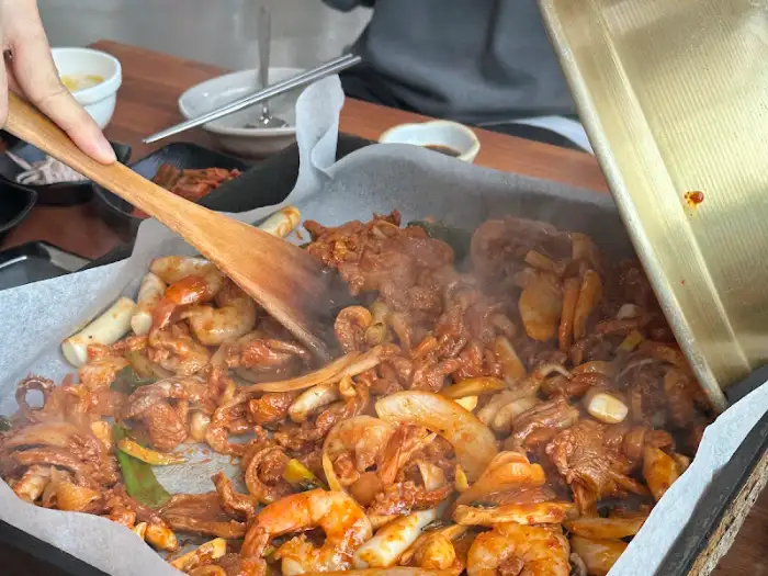 새우가 더해져 풍성해진 오리 주물럭