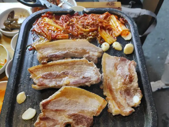 잘 익은 삼겹살과 마늘