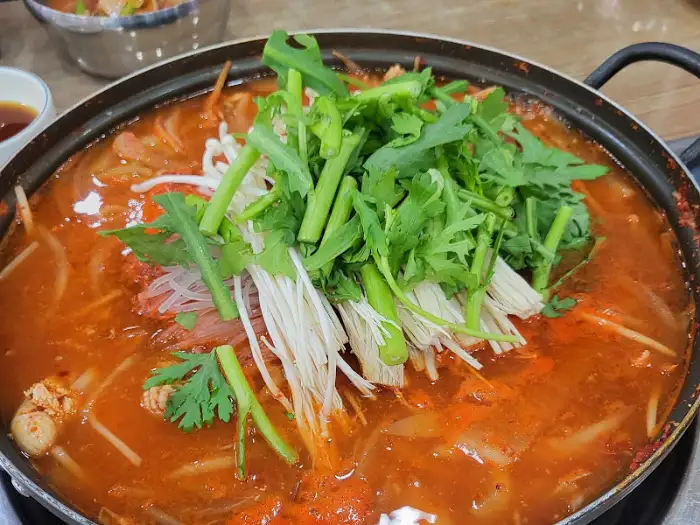 신선한 채소가 듬뿍 올라간 알탕