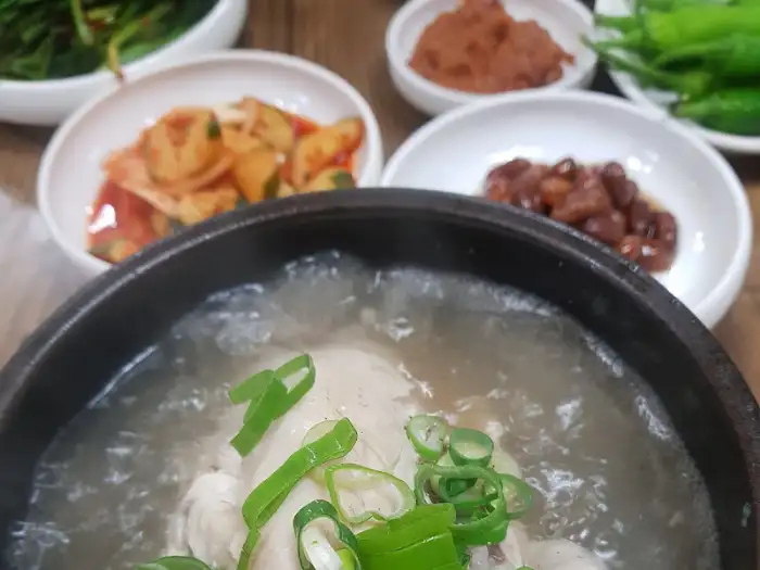 삼계탕과 곁들임 반찬